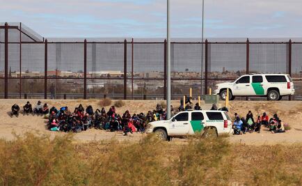 Más de 400 migrantes cruzaron la frontera el lunes por Texas y piden asilo a EU