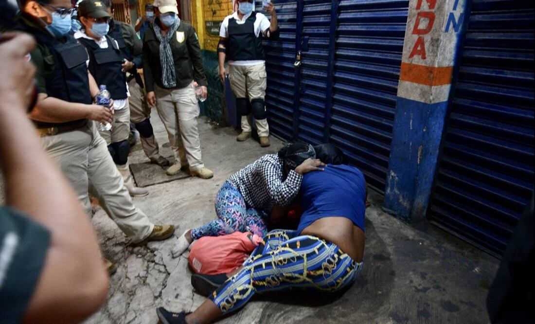 Personal del IN rodea a una pareja de haitianos detenidos ayer en un operativo en Huixtla, Chiapas. Foto: Jacob García/ EL UNIVERSAL.