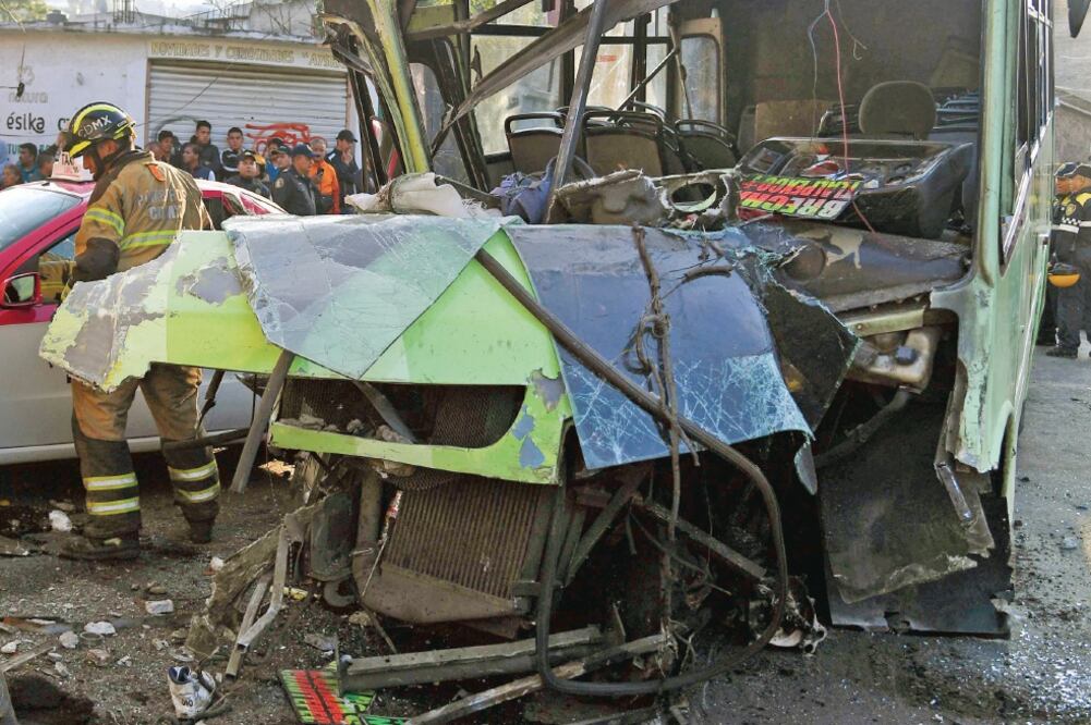 Colaboración. Autoridades exigen a los representantes de la Ruta 18 que presenten al responsable del accidente en Cuautepec, que dejó un saldo de 35 heridos. (ARCHIVO EL UNIVERSAL)