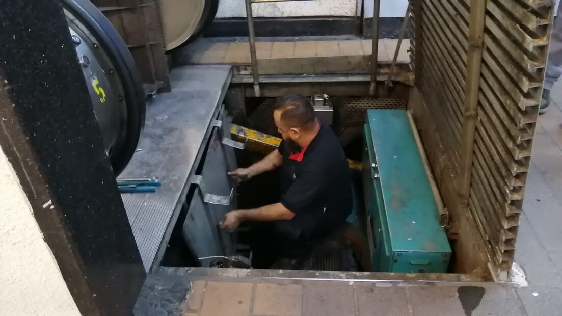 Revisan escaleras de Polanco. FOTO: Especial/ EL UNIVERSAL/