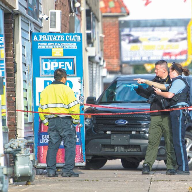 Autoridades revisan el Tequila KC Bar, donde la madrugada de ayer un tiroteo dejó cuatro muertos, incluyendo dos mexicanos, en Kansas City. TAMMY LJUNGBLAD. AP
