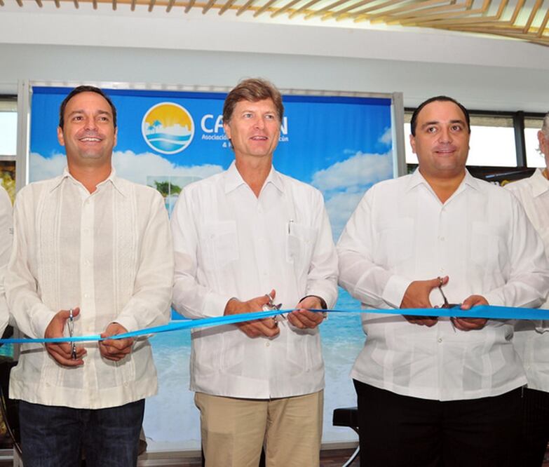 (de izq a der) Paul Cariillo, alcalde de Cancún; Enrique de la Madrid, titular de la Sectur; y Roberto Borge, gobernador de Quintana Roo (Foto: Cortesía)