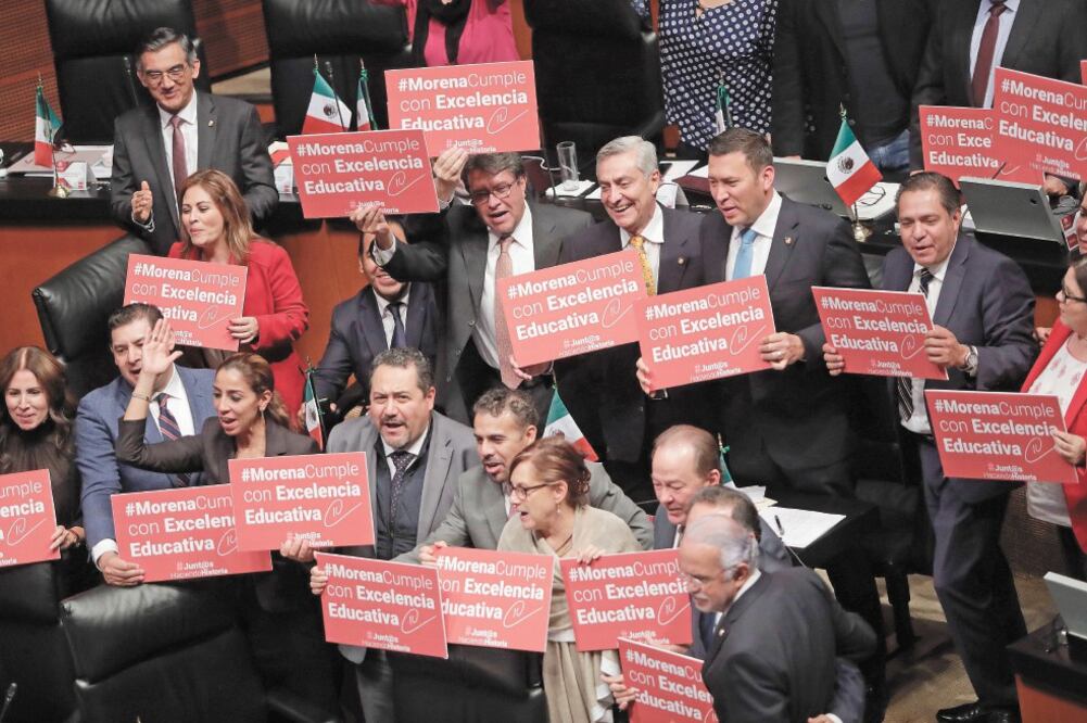 El grupo legislativo de Morena festejó entre escaños y con cartulinas los cambios en materia educativa que fueron avalados. Foto: IVÁN STEPHENS. EL UNIVERSAL