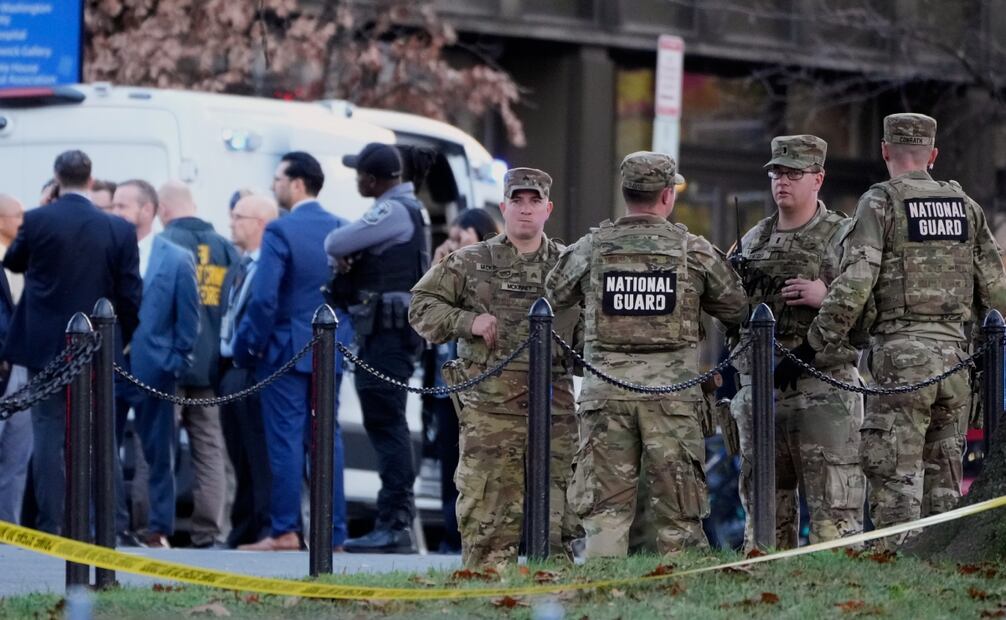 El personal de emergencia se reúne en un área acordonada donde soldados de la Guardia Nacional fueron baleados cerca de la Casa Blanca el miércoles 26 de noviembre de 2025, en Washington. Foto: AP
