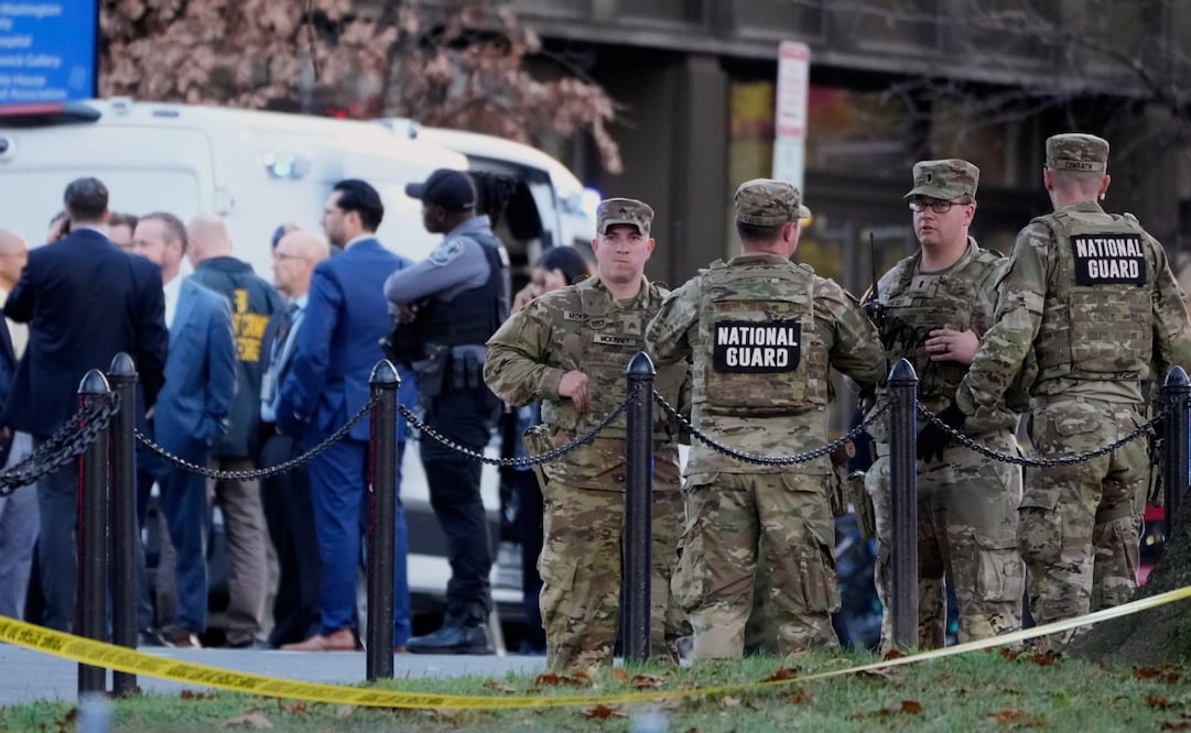 El personal de emergencia se reúne en un área acordonada donde soldados de la Guardia Nacional fueron baleados cerca de la Casa Blanca el miércoles 26 de noviembre de 2025, en Washington. Foto: AP/Archivo