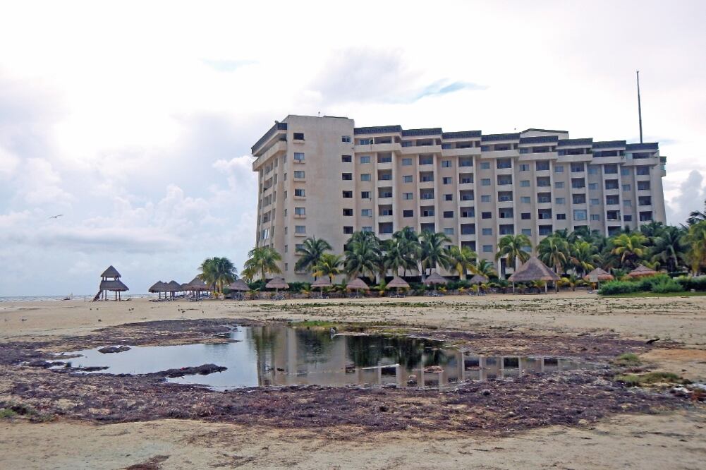 La construcción de hoteles sobre las dunas costeras, además de los efectos de la naturaleza, son factores que han repercutido en gran medida en la pérdida de la extensión original de las playas (ADRIANA VARILLAS)