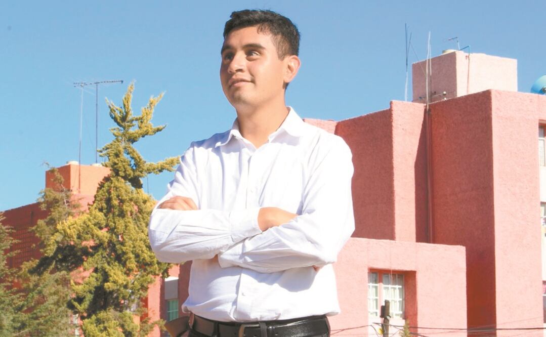 Alfonso Hayyim Flores Barrera, de 23 años, quien es discapacitado visual, estudia Derecho y es candidato propietario para lograr un lugar en el Congreso de Hidalgo por el partido local Podemos. Foto: ESPECIAL