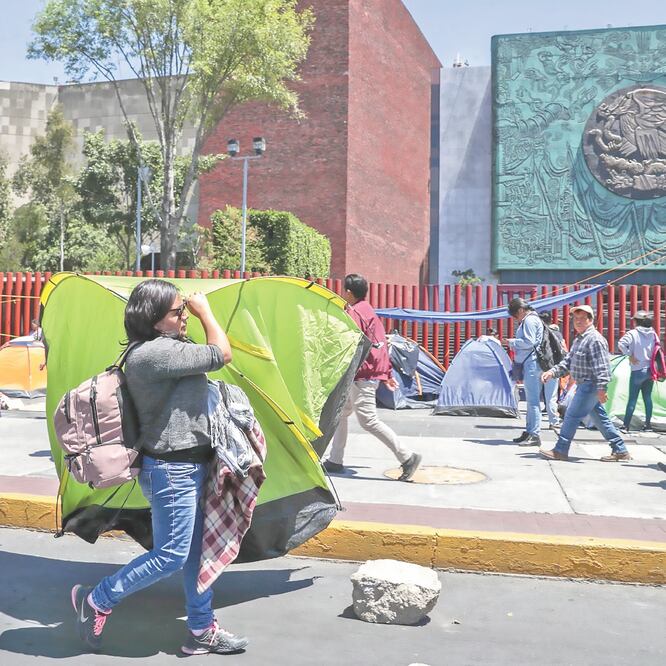 Hace unos días, integrantes de la CNTE bloquearon los accesos a San Lázaro para evitar que diputados analizaran la aprobación de la reforma educativa. ARCHIVO EL UNIVERSAL