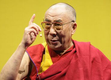 Dalái Lama se disculpa tras pedirle a un niño que le "chupe la lengua"