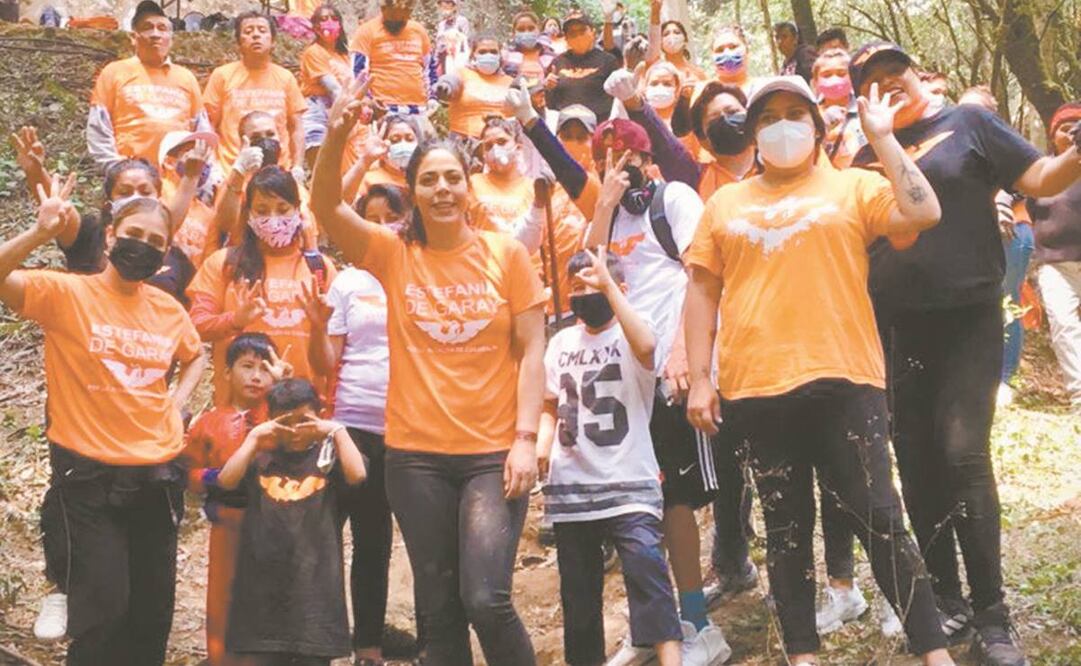 La aspirante a Cuajimalpa por MC, Estefanía de Garay, limpió, junto con vecinos, el río Borracho. Foto: CORTESÍA