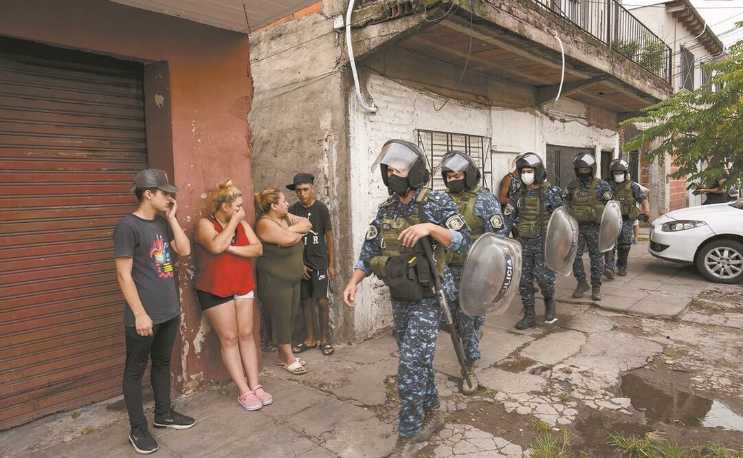 Policías antidisturbios en el barrio de Villa Sarmiento, en Buenos Aires, donde se cree que los usuarios pudieron haber comprado cocaína adulterada. Foto: Rodrigo Abd./ AP.
