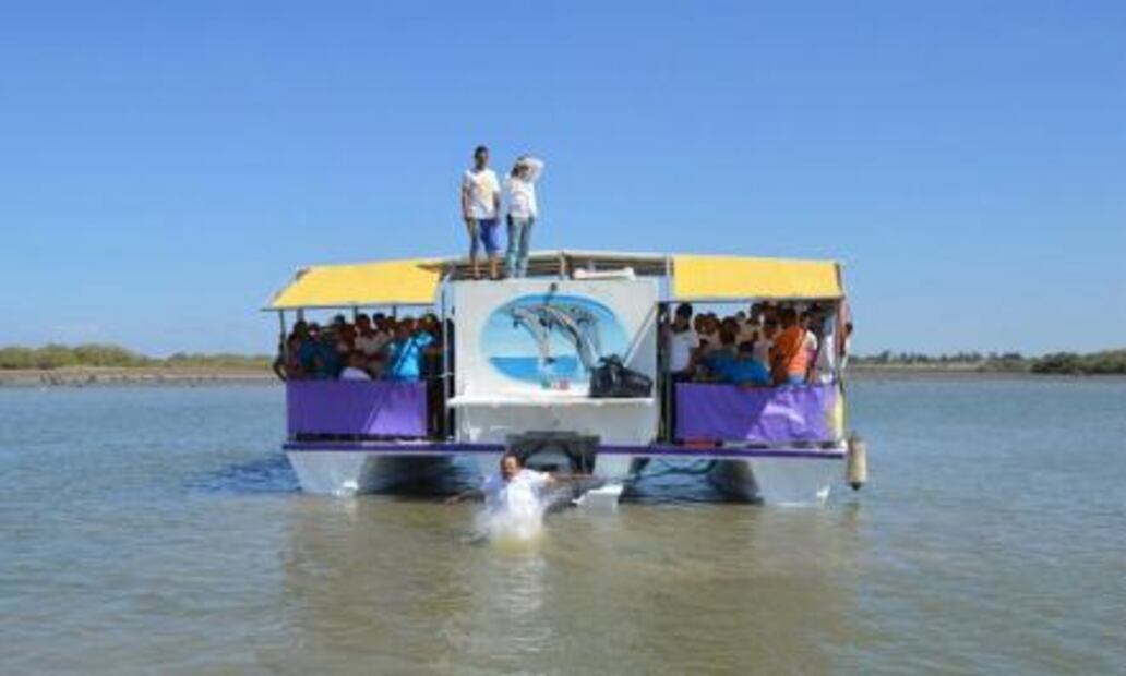 Alcalde de Angostura se arroja al mar durante ceremonia del Día de la Marina