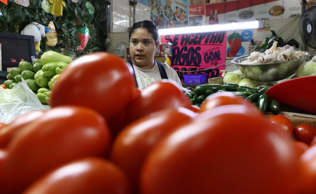 Con el alza de precios, los compradores cada vez ven más apretado su bolsillo. Foto: Karen Vázquez/ EL UNIVERSAL