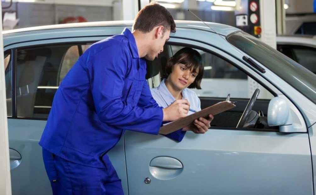 La verificación vehicular implica la realización de pruebas físicas y mecánicas. Foto: Freepik