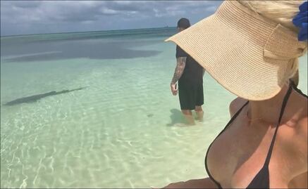 VIDEO: El histórico luchador Undertaker “defiende” a su esposa de un tiburón