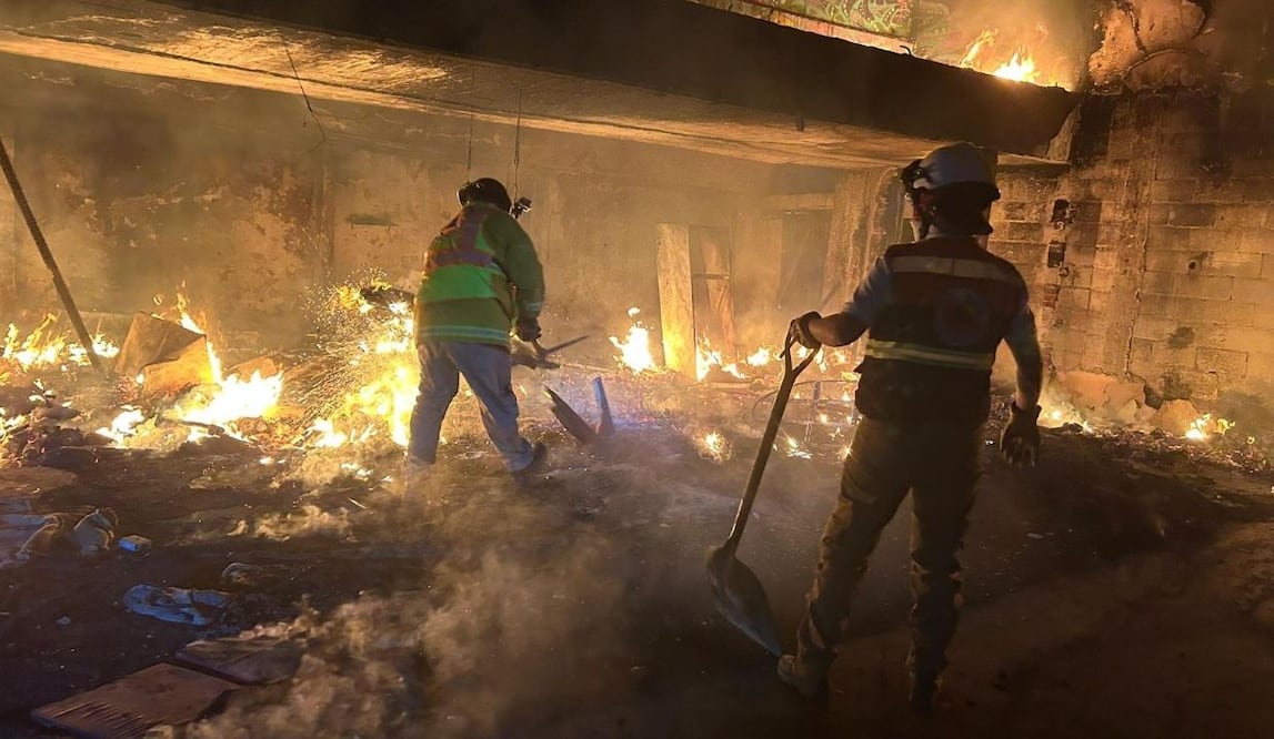 Incendio en ex Cine Tlatelolco; bomberos sofocan fuego sin lesionados. Foto: Especial