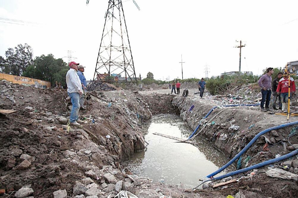 El personal de Desarrollo Urbano y Obras Públicas del municipio de Ecatepec trabaja en la sustitución de un tramo de tubería de 120 metros de longitud. Foto: ESPECIAL