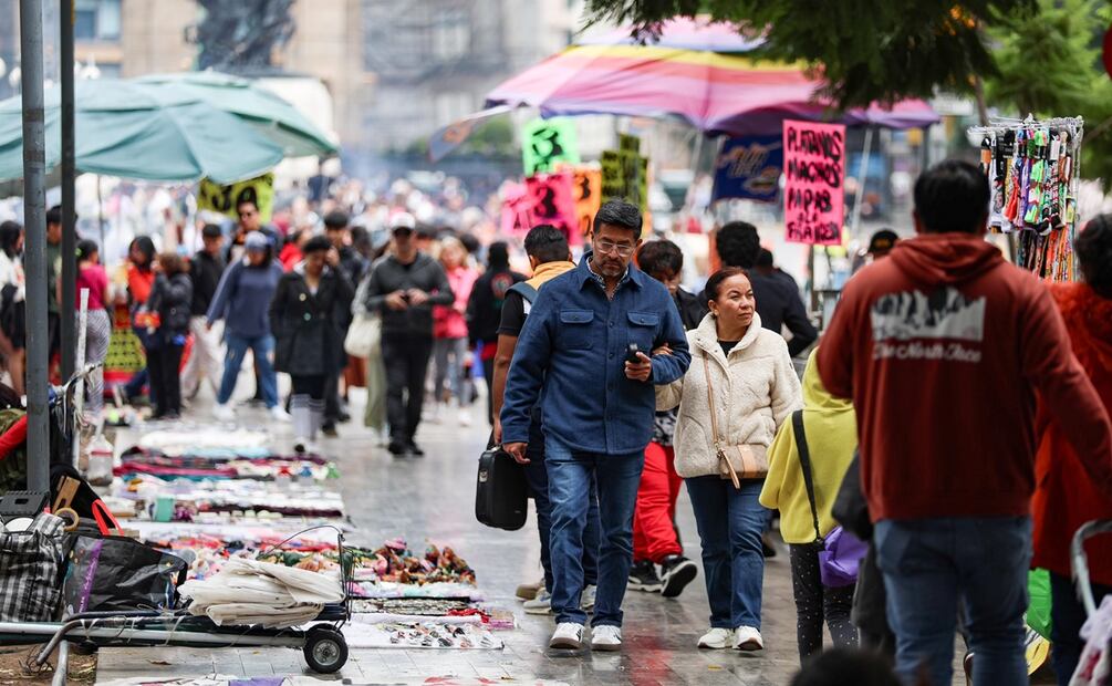 Continúa ambulantaje en la Alameda Central pese a policías, Clara Brugada promete un plan de reordenamiento. Foto: Hugo Salvador