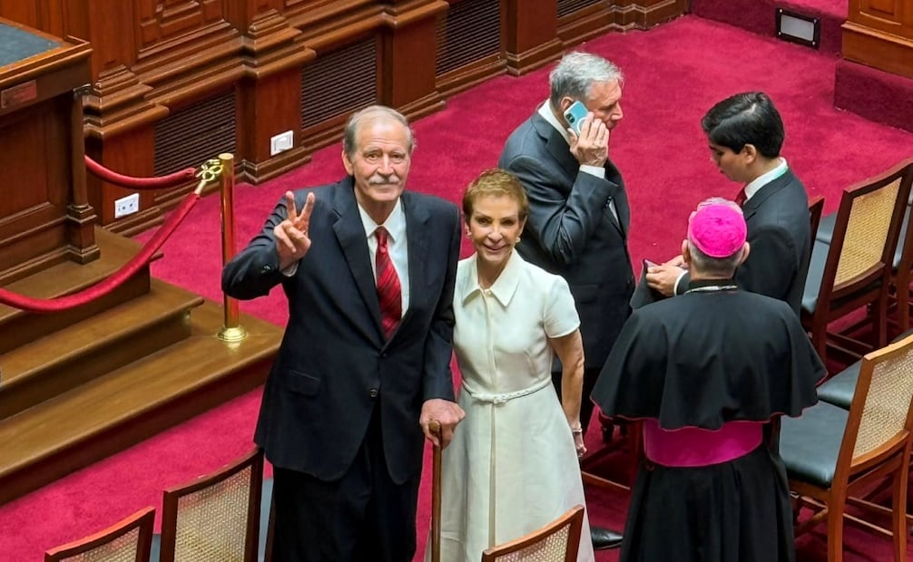 Vicente Fox, junto con su esposa Marta Sahagún, acuden a la toma de protesta de Keiko Fujimori como presidenta de Perú. FOTO: Especial
