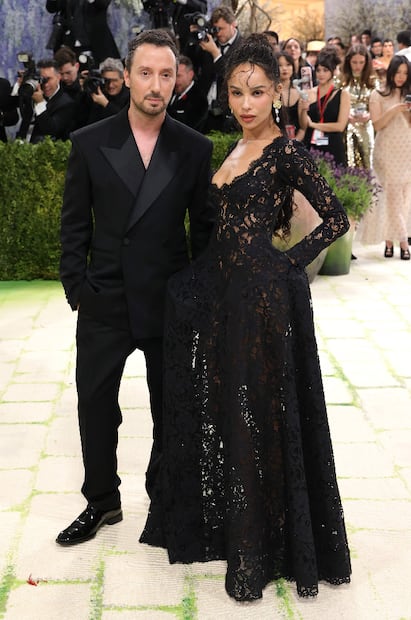 Zoë Kravitz posa junto al diseñador Anthony Vaccarello.
Foto: Mike Coppola / AFP