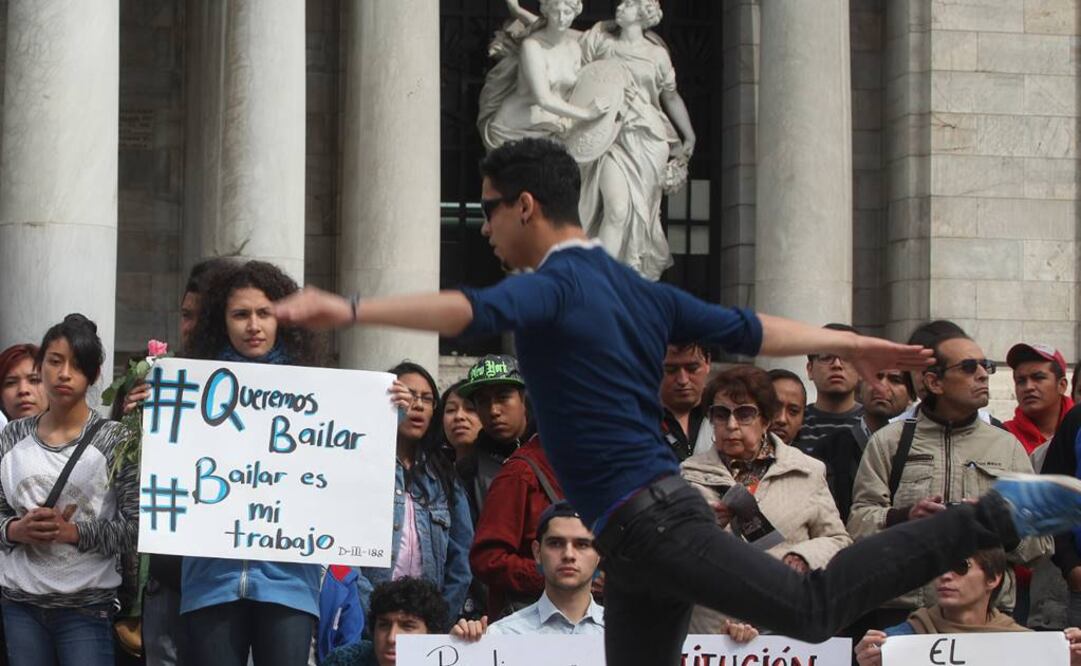 Un grupo de 68 integrantes de la compañía se instaló ayer afuera del Palacio de Bellas Artes para pedir la destitución de Laura Morelos como directora por "sabotear las negociaciones". (FOTO: Adrián Hernández / EL UNIVERSAL)