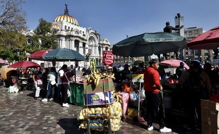 FOTOS: Ambulantes siguen instalados en la Alameda Central; aseguran que sus dirigentes “ya arreglaron todo”
