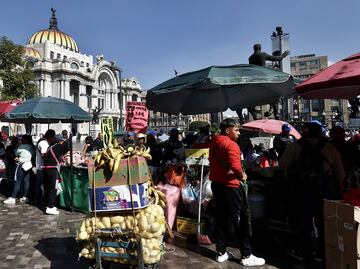 FOTOS: Ambulantes siguen instalados en la Alameda Central; aseguran que sus dirigentes “ya arreglaron todo”