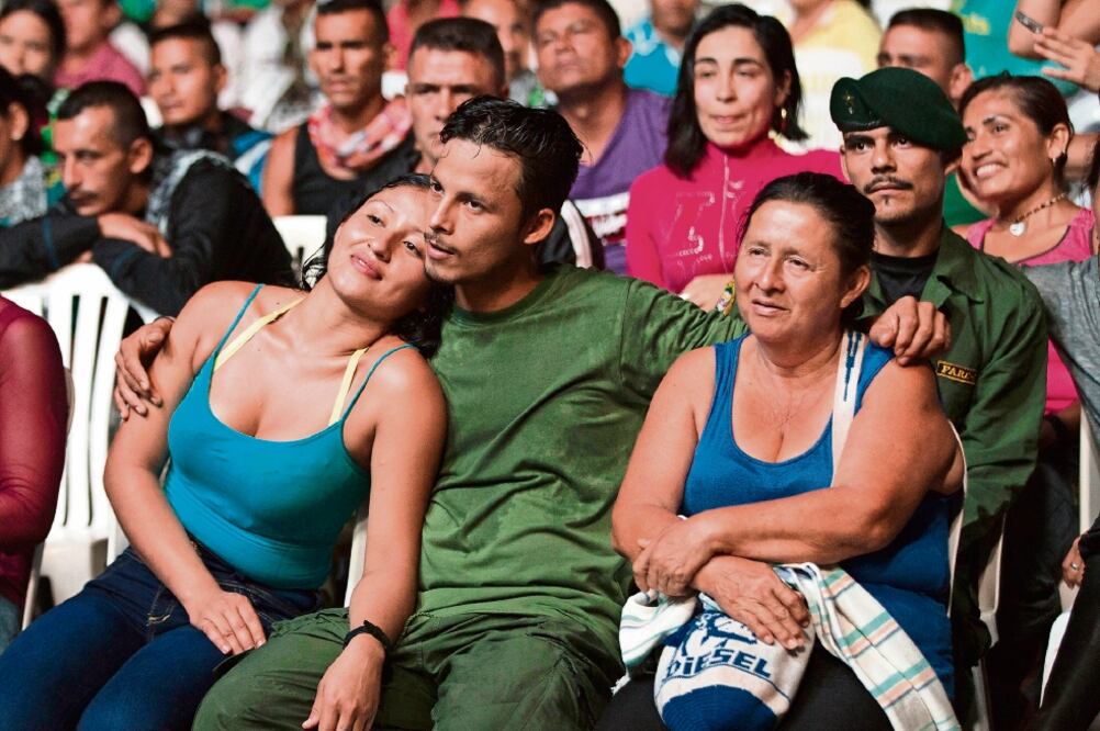 Willington, con su novia Verónica (a la izq.), y su madre, Judith, con quien él se reencontró en los Llanos de Yarí tras cuatro años sin verse (RICARDO MAZALAN. AP)