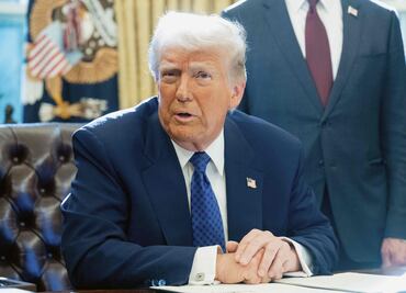 Trump planea aranceles contra la industria automotriz para el 2 de abril; no lo hizo antes por ser “supersticioso”, dice