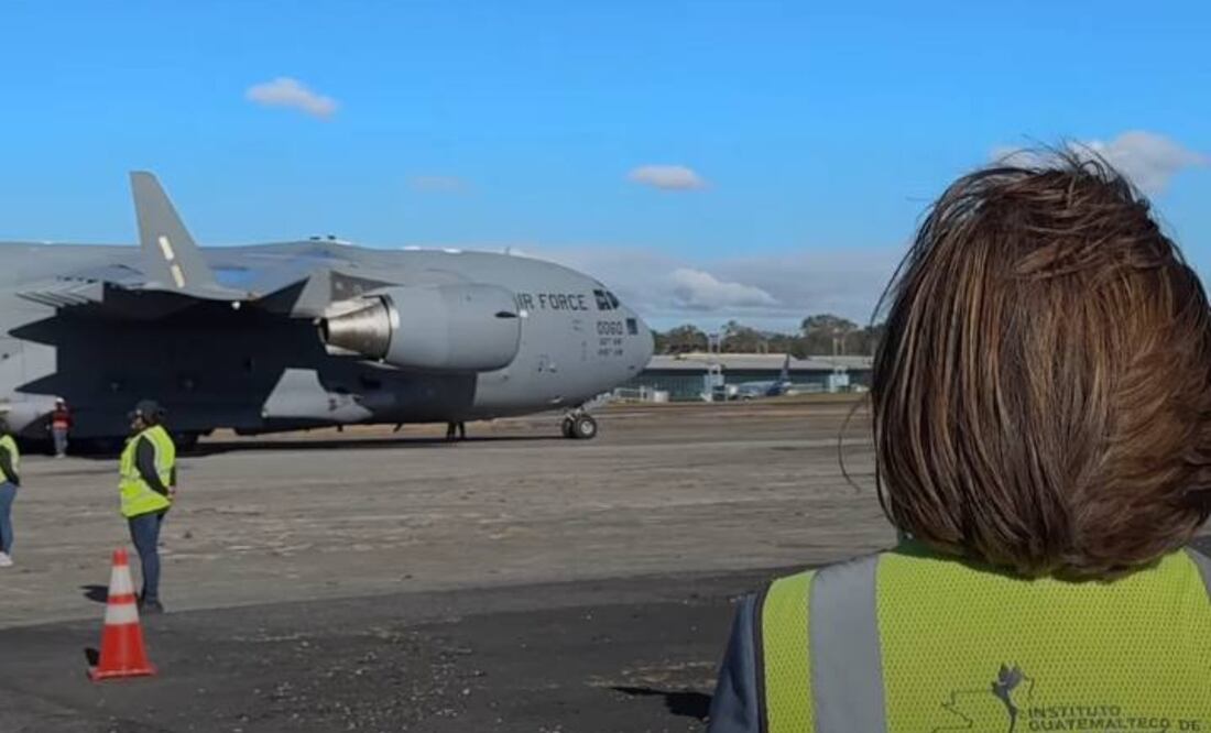 México prohíbe que vuelo de Fuerza Aérea de EU con deportados use su espacio aéreo; tardó 7 horas en llegar: portavoz de Patrulla Fronteriza | El Universal