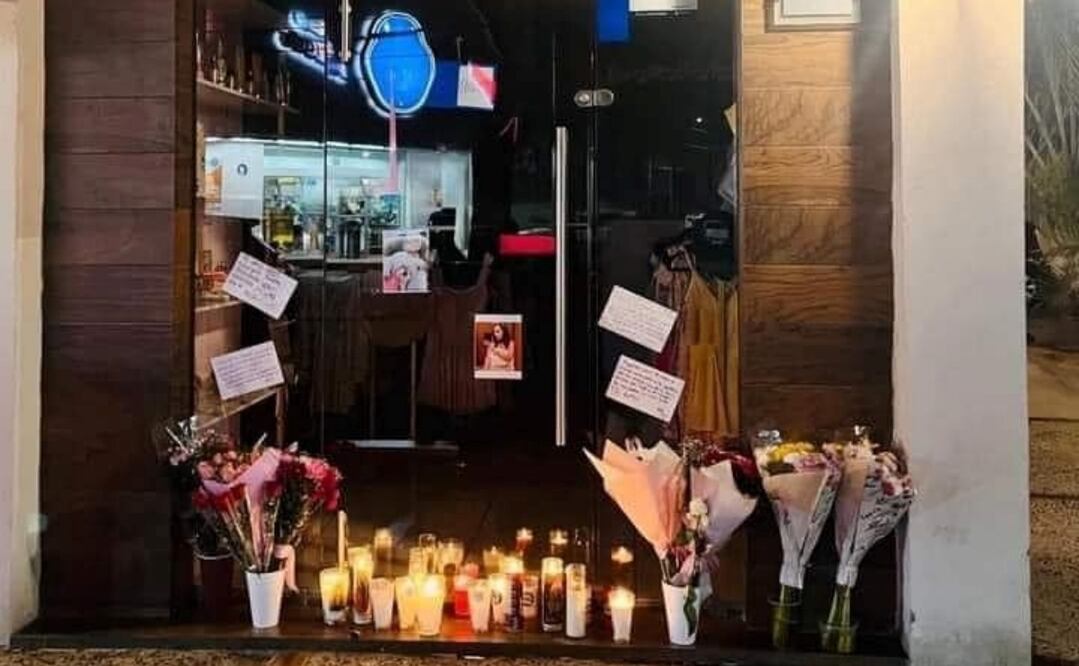 Esta mañana dejaron veladoras, flores y mensajes en memoria de Leslie Desiree, afuera del negocio que tenía. Foto: Especial