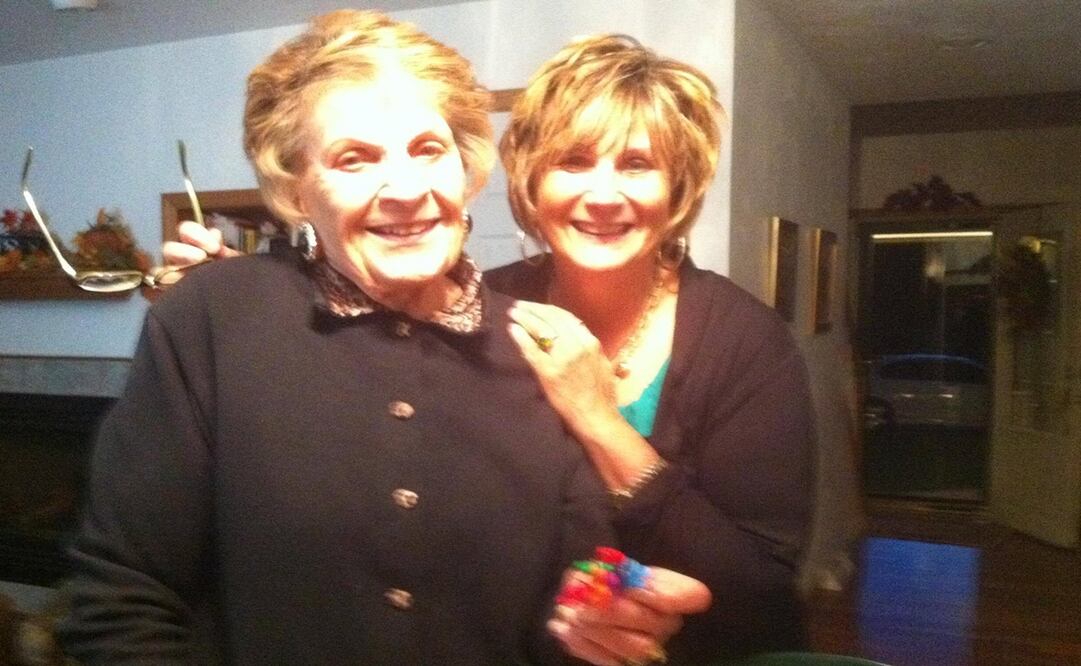 Lucy Pollock, de 97 años, y su hija, Mary Ellen Raneri, crearon una página de Facebook que se ha vuelto viral./Fotos: Facebook