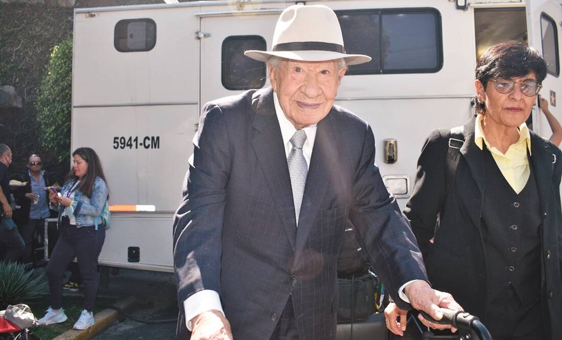 El actor, quien cumplirá 98 años, aún está molesto por el mal sonido que hubo en Bellas Artes en el homenaje a Silvia Pinal. Foto: Armando Pereda/ EL UNIVERSAL