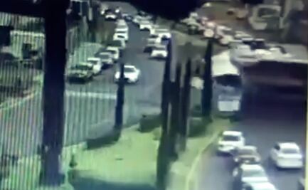VIDEO: Momento exacto en que un tren arrolla autobús en Atlacomulco; accidente deja 8 muertos y 45 heridos