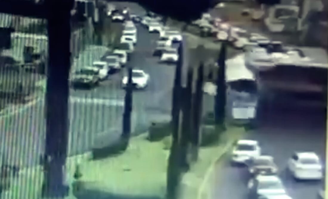 VIDEO: Momento exacto en que un tren arrolla autobús en Atlacomulco; accidente deja 8 muertos y 45 heridos. Foto: Captura de pantalla