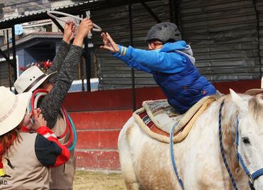 Llevan terapia con caballos a personas con autismo en Toluca