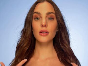 Macarena, novia de Juanpa Zurita, en vestido transparente de encaje