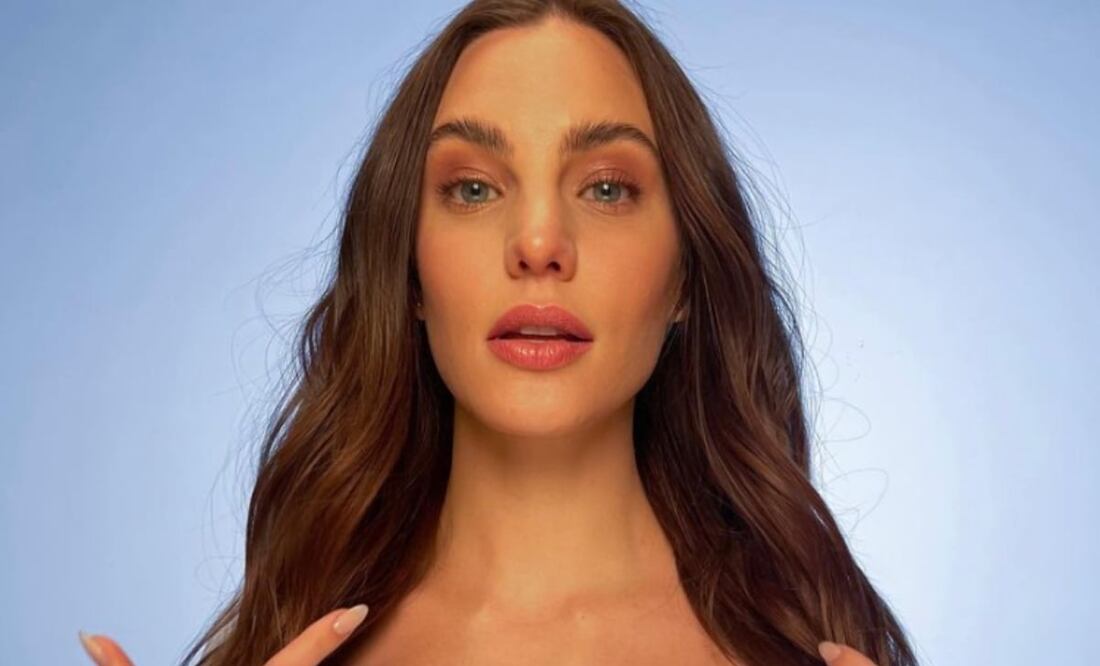 En la entrega de los Latin Grammy 2022, Macarena Achaga sorprendió luciendo un vestido transparente de encaje. Foto: Instagram @macabeso