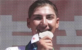 Ciclista afgana desafió las restricciones; ganó plata en los Juegos Asiáticos tras entrenar disfrazada de hombre