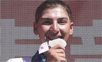Ciclista afgana desafió las restricciones; ganó plata en los Juegos Asiáticos tras entrenar disfrazada de hombre