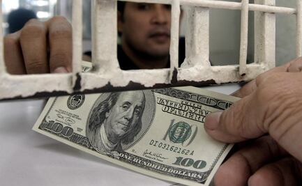 Precio internacional del petróleo cae 24.4%; dólar cierra en 23.94 pesos