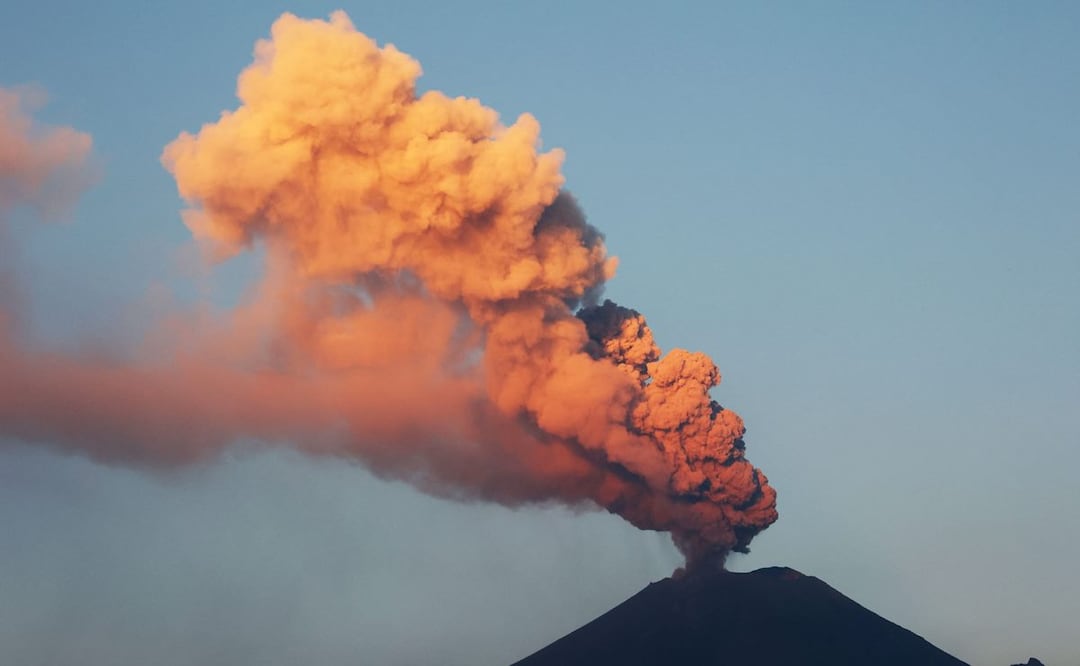 Volcán Popocatépetl emite ceniza en mayo de 2023. / Foto: AFP.