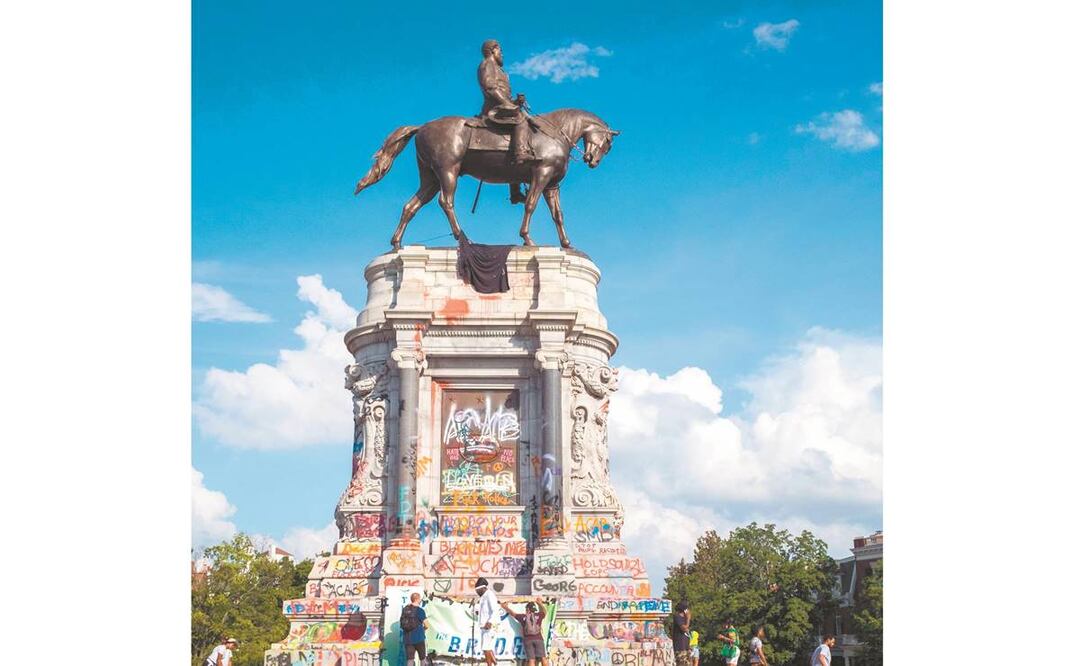 Manifestantes, cerca de la estatua del general confederado Robert Edward Lee. Foto: EZE AMOS. AFP