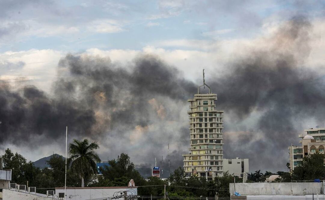 Fotografía del 17 de octubre de 2019 que muestra columnas de humo que salen de autos incendiados en la ciudad de Culiacán. (AP Foto/Héctor Parra)