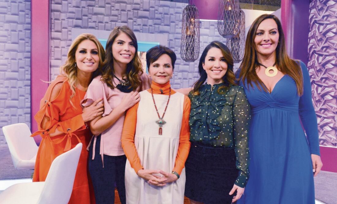 Anette Cuburu, Esmeralda Ugarte, Laura G y Verónica del Castillo con Pati Chapoy al centro (CORTESÍA AZTECA)