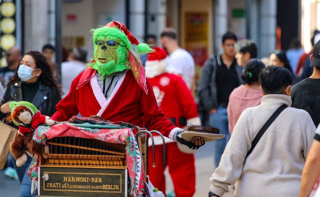 El grinch y Santa trabajan y deambulan en las calles del centro histórico de la CDMX
Foto: Axel Sánchez/ EL UNIVERSAL