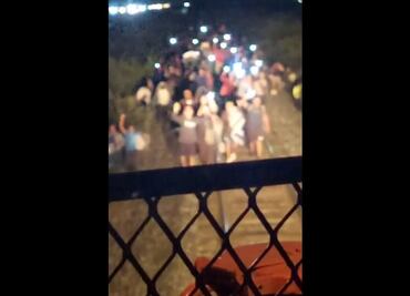 VIDEO Con celulares y sobre las vías, migrantes orillan a conductor de tren a detenerse