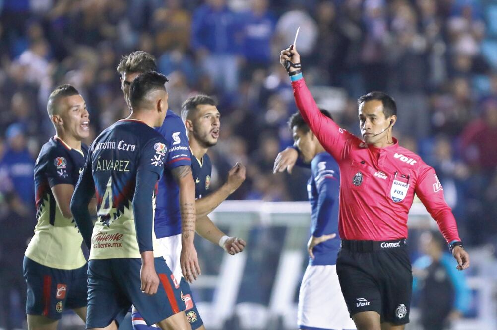 Edson Álvarez vio la roja en la ida y dejó a su equipo en desventaja. (ELOÍSA SÁNCHEZ. IMAGO7)