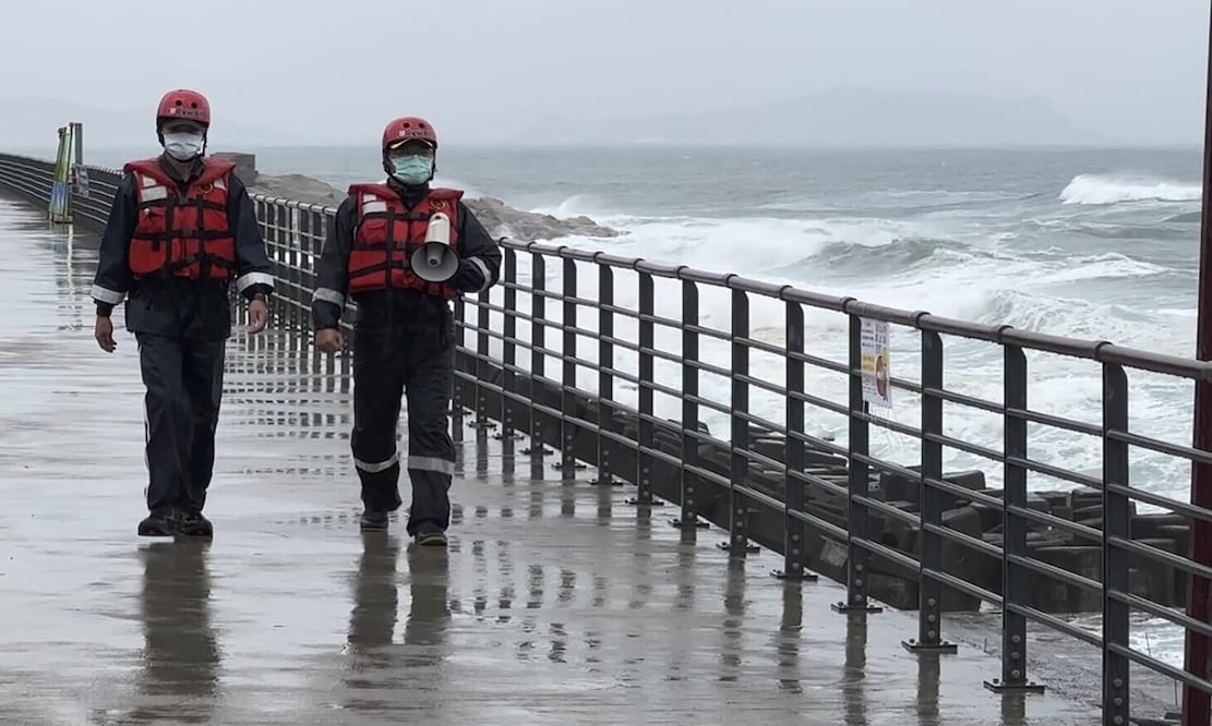 Guardacostas patrullan por la costa antes de la llegada del tifón Khanun a la ciudad portuaria de Keelung, cerca de Taipéi, en el norte de Taiwán, el 3 de agosto de 2023. Foto: AP