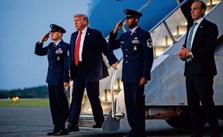 Trump llega a los 80 años con la obsesión de ser alabado; crecen dudas sobre su salud y la Casa Blanco lo descarta